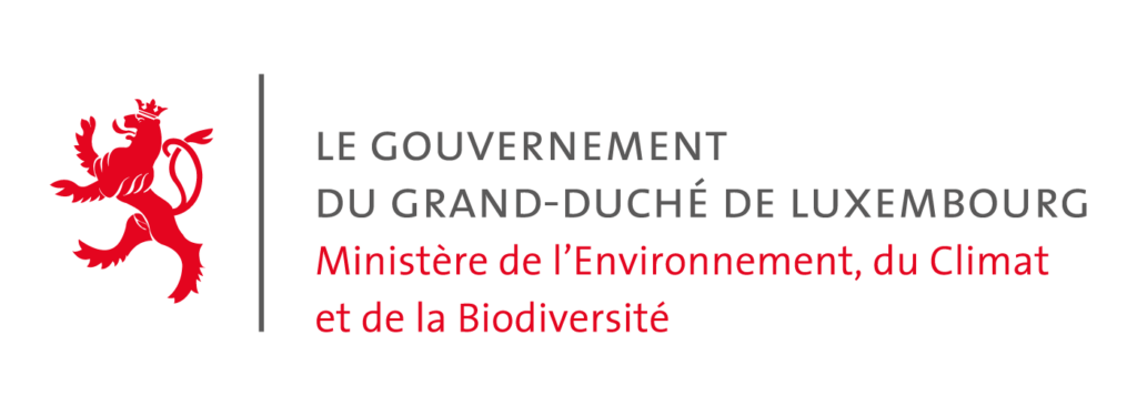 Blason national du Luxembourg avec le lion rouge, le texte 'Gouvernement du Grand-Duché du Luxembourg' est écrit en gris, tandis que le texte 'Ministère de l'Environnement, du Climat et de la Biodiversité' est écrit en rouge