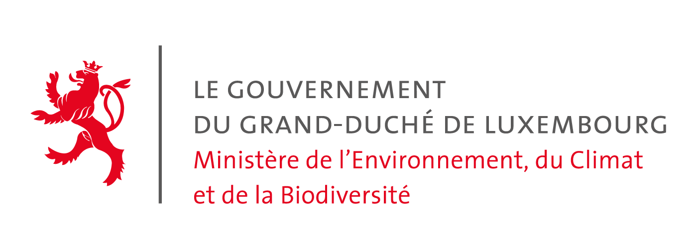 Blason national du Luxembourg avec le lion rouge, le texte 'Gouvernement du Grand-Duché du Luxembourg' est écrit en gris, tandis que le texte 'Ministère de l'Environnement, du Climat et de la Biodiversité' est écrit en rouge